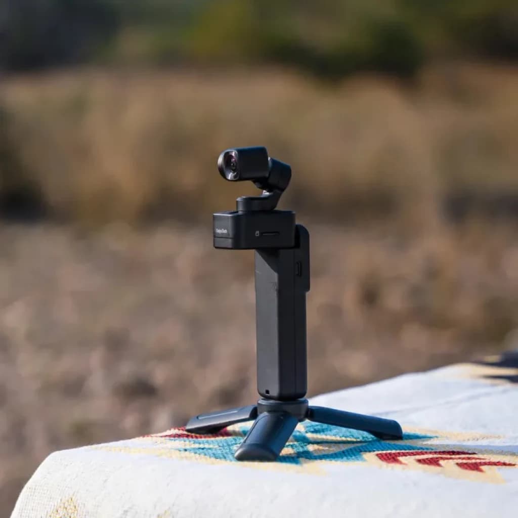 FeiyuTech Pocket 3 4K 60fps Kit de vlogging avec caméra compacte sur cardan et poignée amovible, montée sur un mini trépied portable pour des prises de vue stables en extérieur