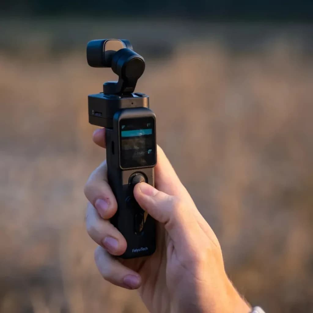 Caméra FeiyuTech Pocket 3 4K 60 images par seconde avec cardan compact, écran intégré et poignée amovible, conception portable pour un vlogging stable et fluide