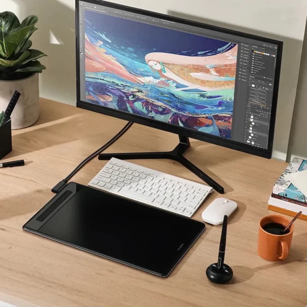 Huion Kamvas Pro 13 GT1302 avec écran IPS 13,3 pouces 2,5K, surface mate antireflet, stylet sur support, connectée à un moniteur et clavier blancs