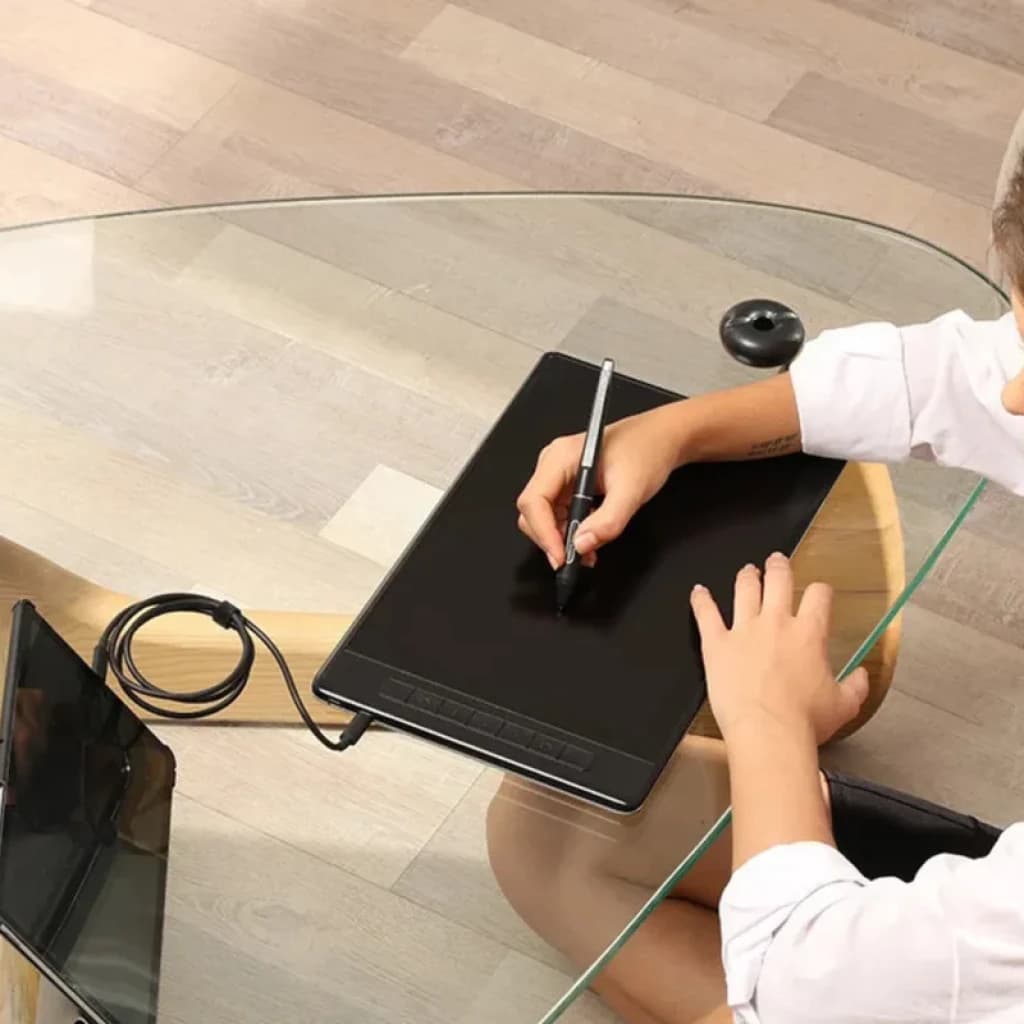 Huion Kamvas Pro 13 GT1302 avec écran IPS 13,3 pouces 2,5K, stylet en main, connectée à un ordinateur, surface noire, touches de raccourci latérales