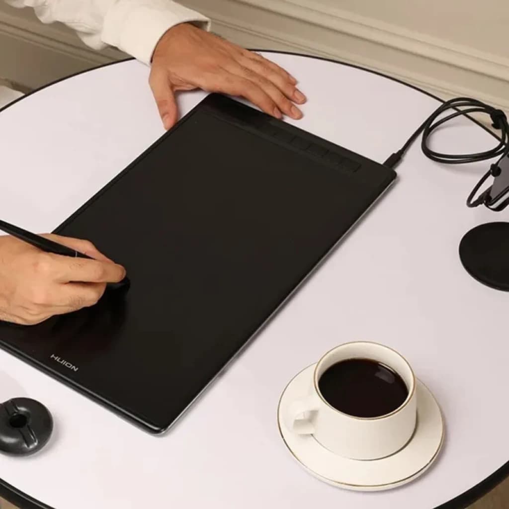 Huion Kamvas Pro 16 GT1602 tablette graphique 15,8 pouces 2,5K 186 ppp stylet en main surface noire grand écran connectée sur bureau élégant
