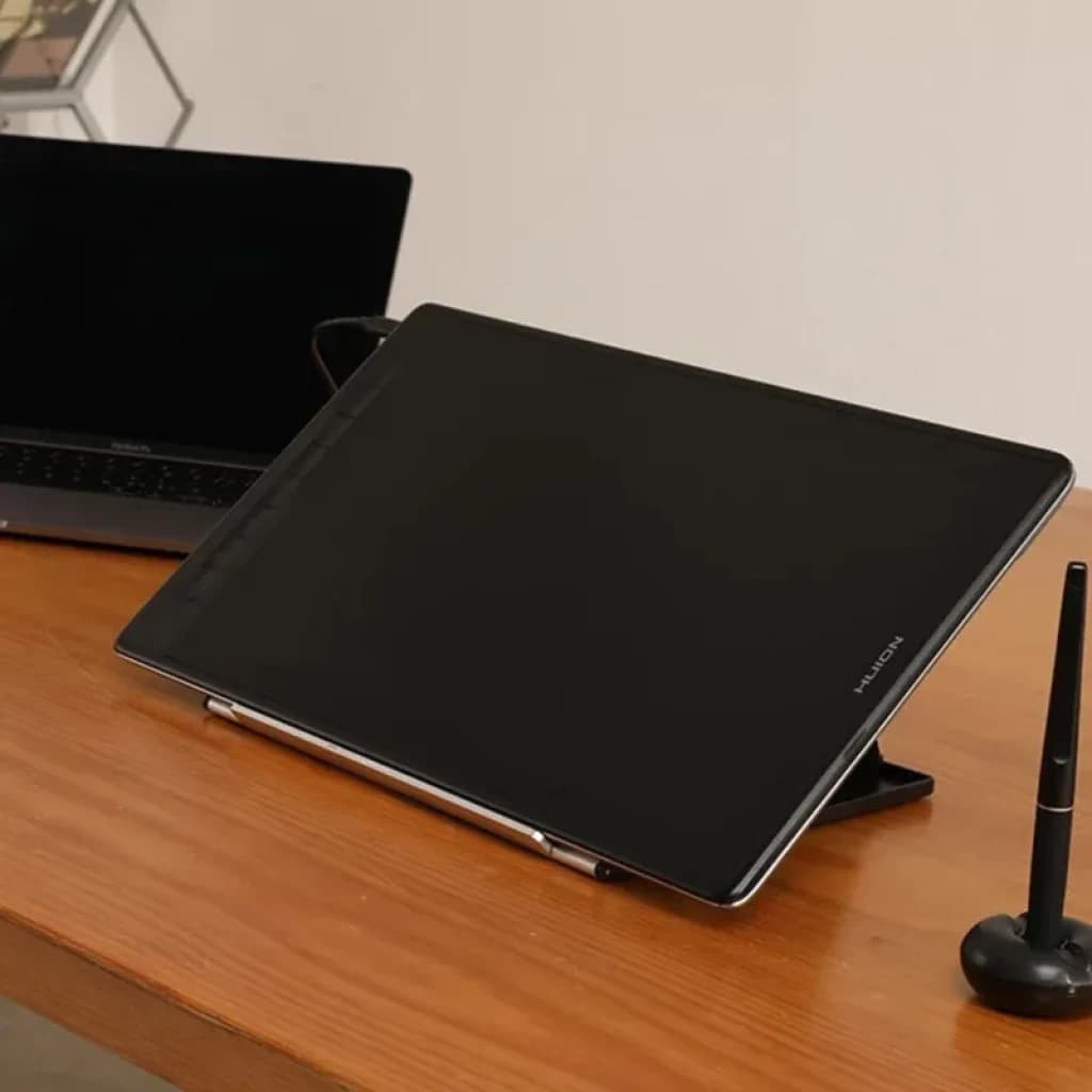 Huion Kamvas Pro 16 GT1602 tablette graphique 15,8 pouces, écran 2,5K mat antireflet, support inclinable en métal, stylet posé sur socle, design fin noir