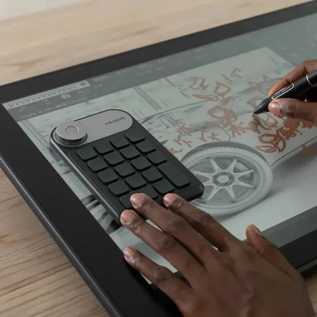 Huion Kamvas 24 Plus GS2402 avec stylet et télécommande à touches programmables, grand écran 23,8 pouces 2,5K affichant des croquis détaillés