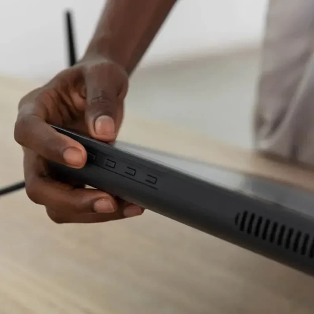 Boutons latéraux de la Huion Kamvas 24 Plus GS2402, bords fins, ventilation visible et support arrière, finition noire mate pour une tablette 23,8 pouces 2,5K