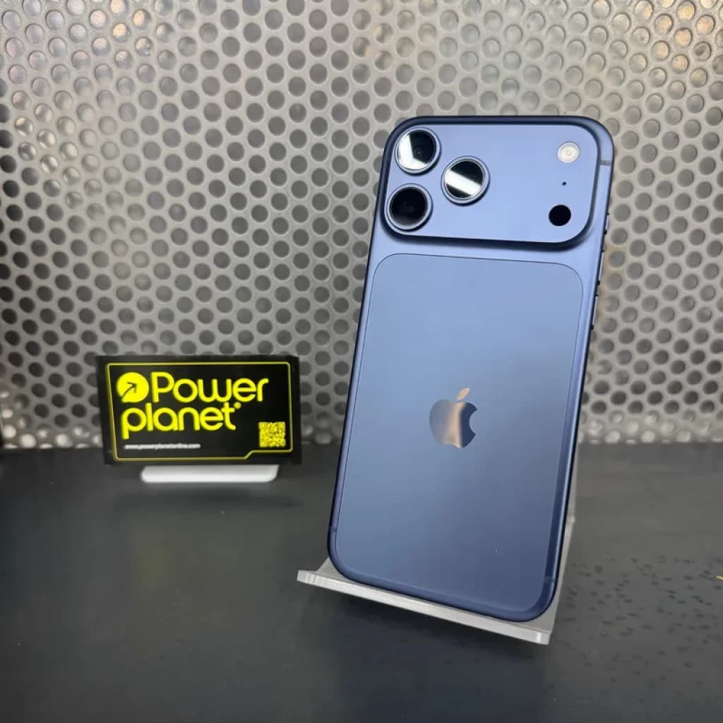 iPhone 17 Pro Max 256GB Azul Oscuro con triple cámara trasera grande, módulo fotográfico prominente y acabado mate, logo Apple centrado en la parte trasera
