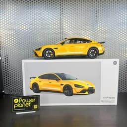 Xiaomi SU7 Ultra 1/18 Die-cast Model Car Amarelo Relâmpago com listras brancas, rodas pretas e detalhes esportivos; caixa exibe o modelo em destaque