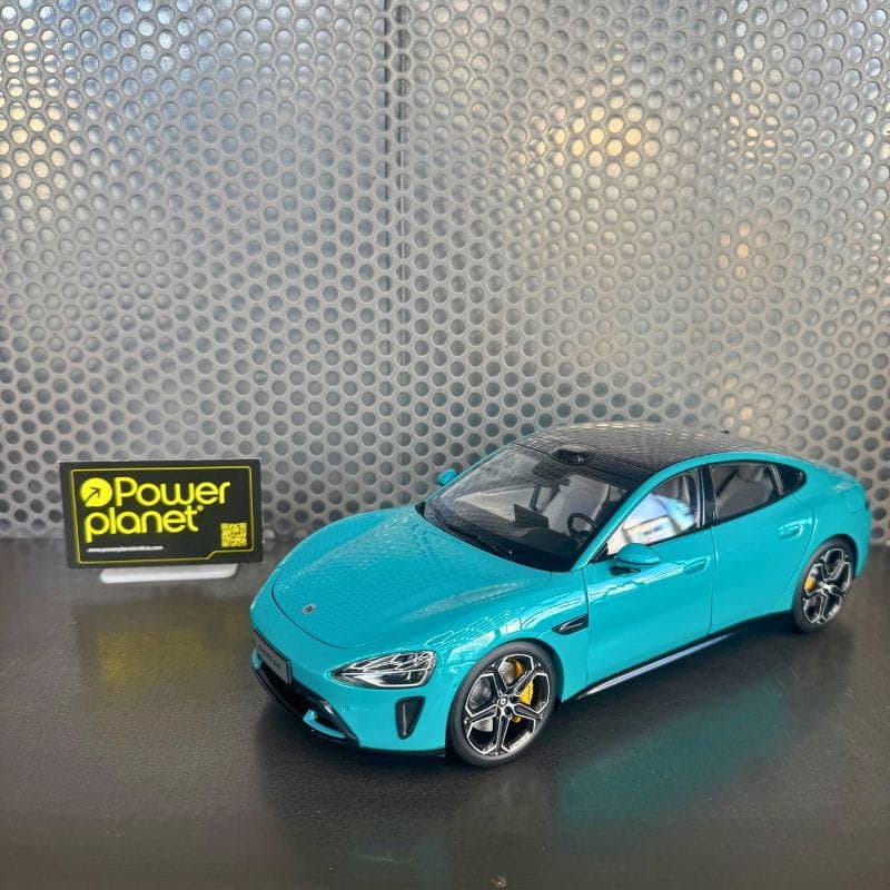 Xiaomi SU7 1/18 Die-cast Model Car Azul Aguamarina com carroceria metálica, teto preto texturizado, rodas esportivas detalhadas e pinças amarelas