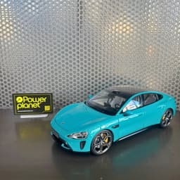 Xiaomi SU7 1/18 Die-cast Model Car Azul Aguamarina com carroceria metálica, teto preto texturizado, rodas esportivas detalhadas e pinças amarelas