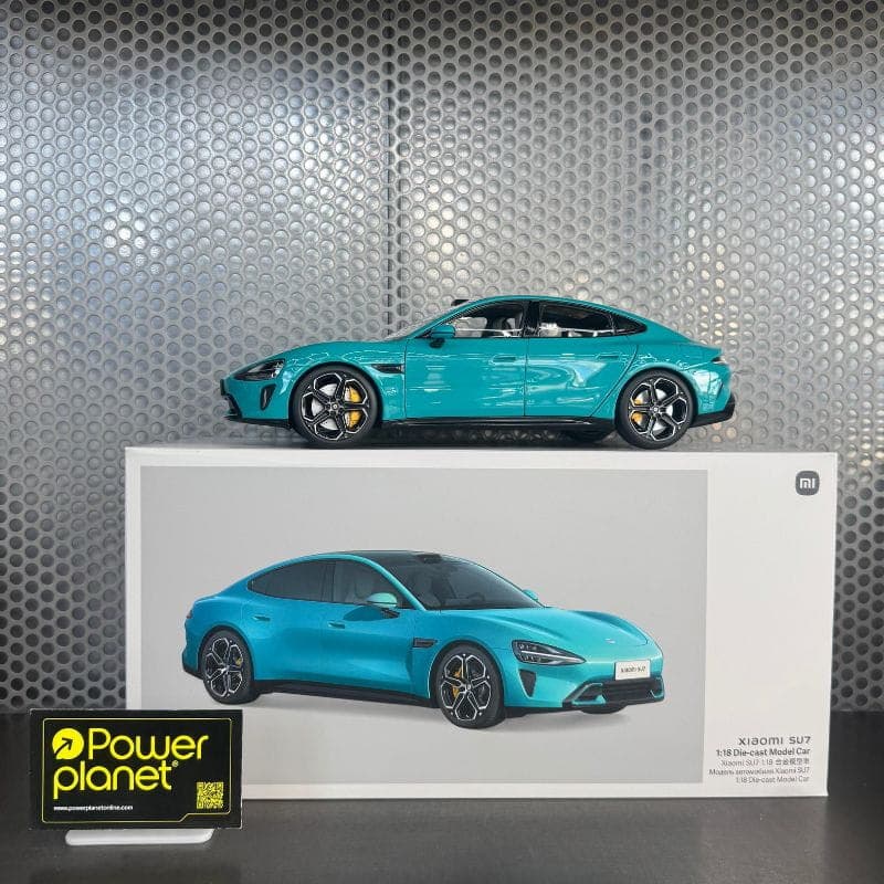 Xiaomi SU7 1/18 die-cast azul aguamarina, sedan esportivo detalhado com rodas de liga, pinças amarelas, interior visível e acabamento premium na caixa