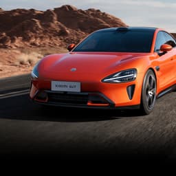 Xiaomi SU7 1/18 Die-cast Model Car Lava Laranja com carroceria esportiva, faróis afilados, teto panorâmico preto e detalhes aerodinâmicos realistas