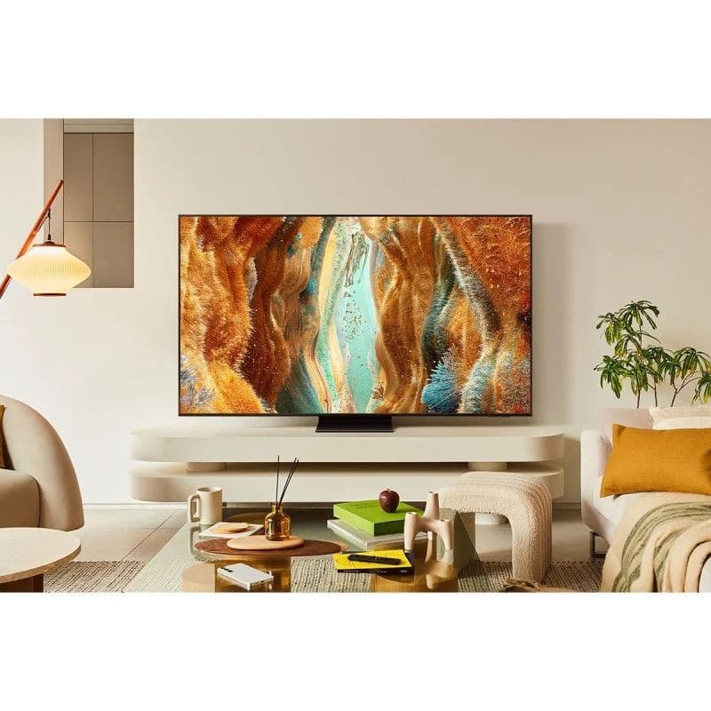 Samsung TQ75QN70FAU 75 pouces Neo QLED 4K noir posé sur meuble beige, écran fin aux bords minces affichant scènes colorées, design épuré salon moderne