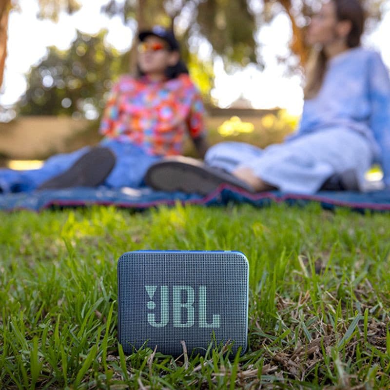 JBL GO Essential 2 Rouge sur gazon