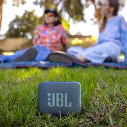 JBL GO Essential 2 Bleu sur gazon