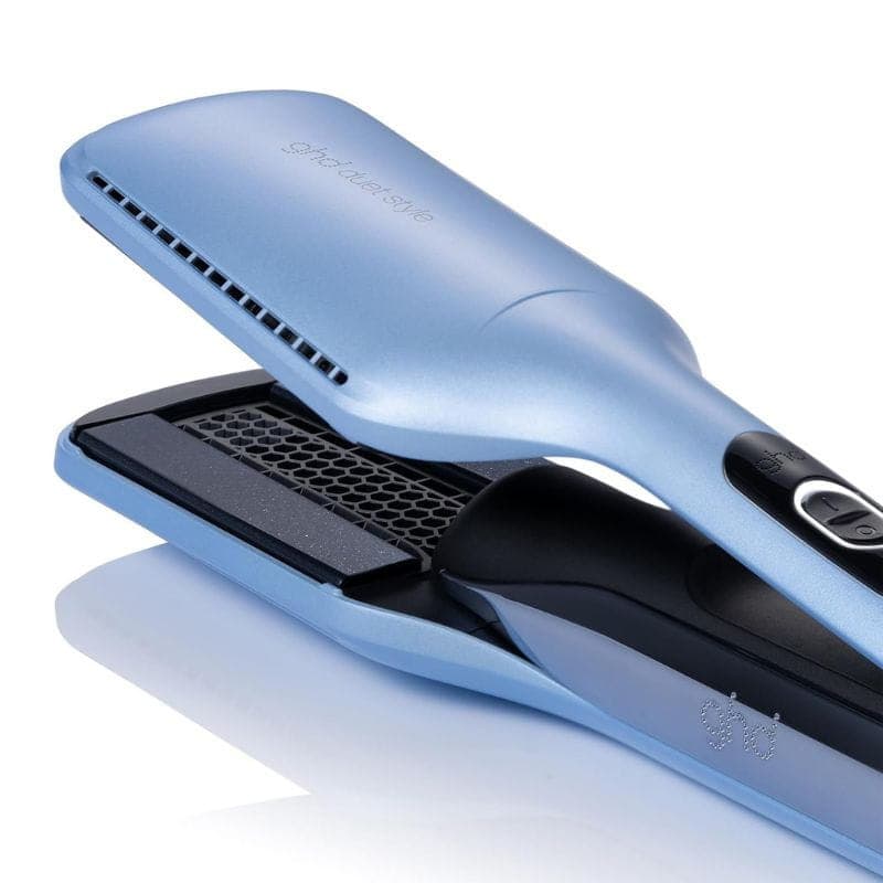 Gift Set Ghd Duet Style Ice Blue: prancha alisadora azul gelo com acabamento fosco, corpo ergonômico e grelha ventilada preta para styling preciso