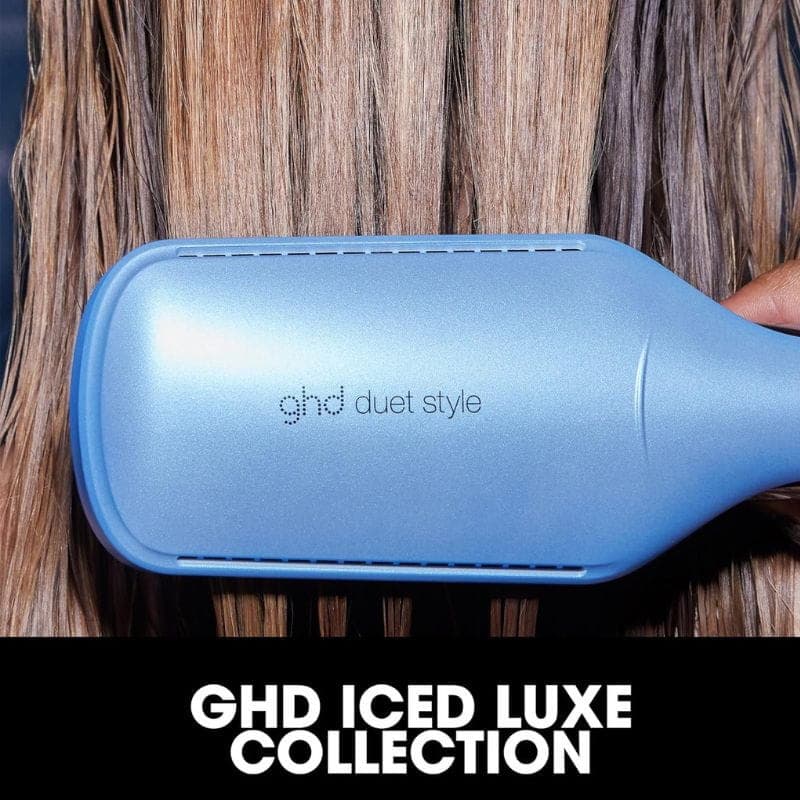 Gift Set Ghd Duet Style Ice Blue escova alisadora azul gelo com cerdas largas, acabamento fosco e logo ghd, destacada sobre mechas de cabelo lisas