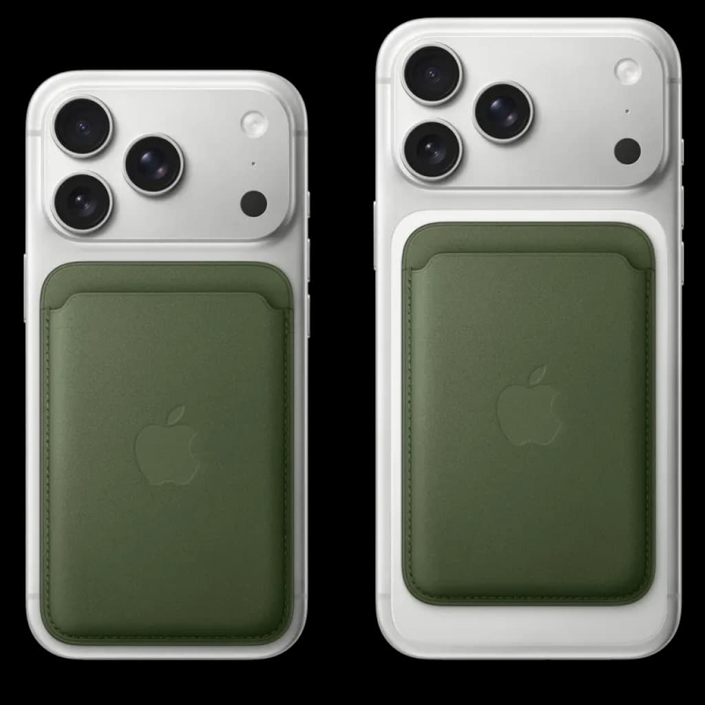Apple Portefeuille fin tressé avec MagSafe pour iPhone Orange renard, étui vert olive aimanté au dos du téléphone, format compact avec logo Apple en relief