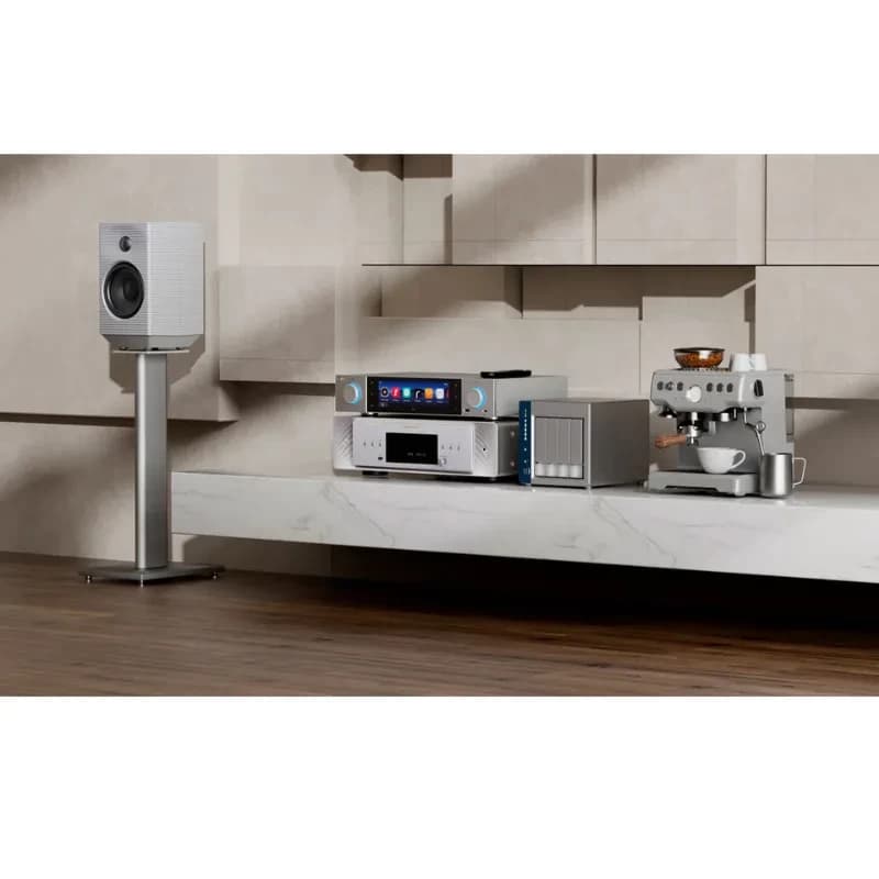 FiiO S15 - Lecteur audio Hi-Res en réseau argenté, écran couleur central, boutons ronds, façade élégante, intégré dans un setup audiophile moderne