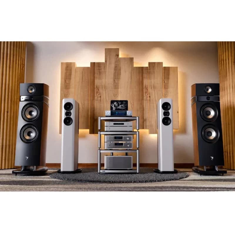 FiiO S15 posé sur un rack hi-fi, écran couleur, molette centrale, châssis noir élégant, intégré à une chaîne stéréo haut de gamme avec enceintes