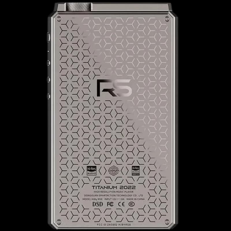 Hiby RS8 lecteur Hi‑Res en titane, dos gravé motif géométrique, logos Hi‑Res et DSD, bords chanfreinés, molette métallique sur le dessus