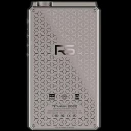 Hiby RS8 lecteur Hi‑Res en titane, dos gravé motif géométrique, logos Hi‑Res et DSD, bords chanfreinés, molette métallique sur le dessus