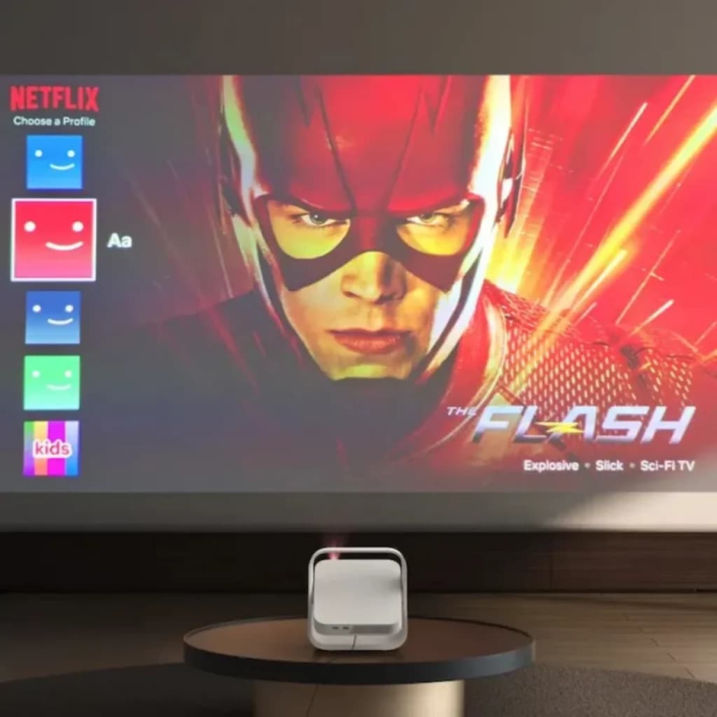 Xgimi Elfin Flip Mini WK03C Blanc, projecteur portable Full HD avec support intégré, image lumineuse et nette, interface streaming affichée sur grand écran