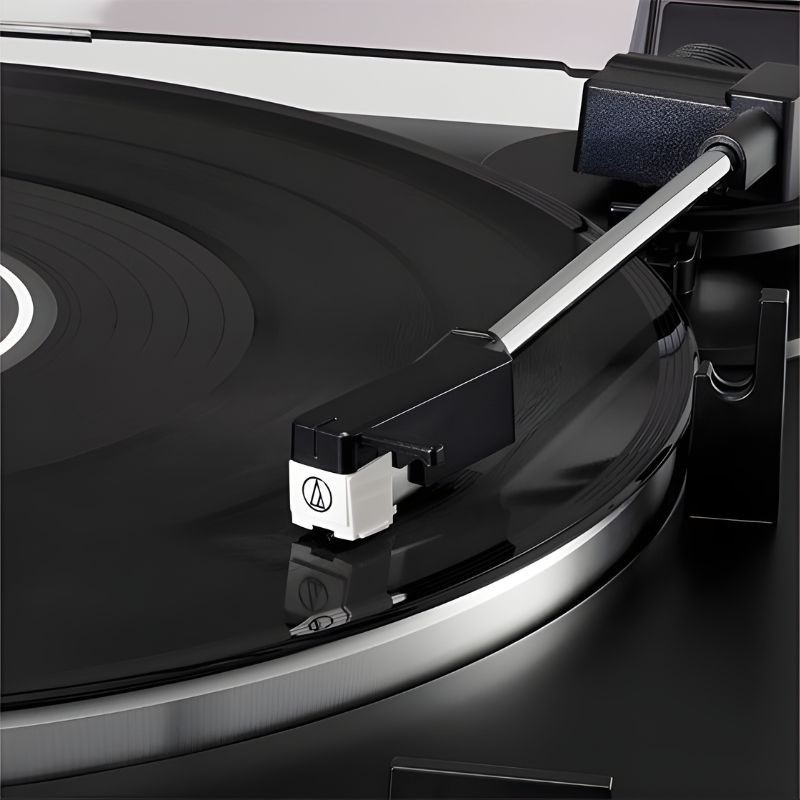 Audio Technica AT-LP60X - Platine vinyle noire avec capot transparent relevé, plateau circulaire, bras droit avec cellule, boutons frontaux et design épuré - Ítem1