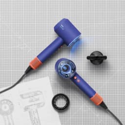 Secador Dyson Supersonic Nural HD16 en azul cerámico con acabado mate, toberas negras, filtro circular extraíble y detalles en naranja texturizado