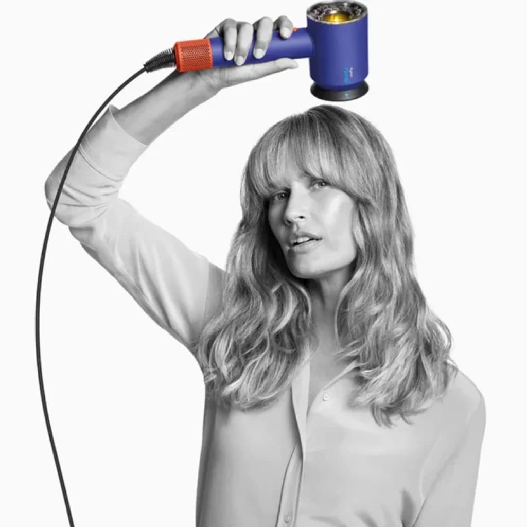 Dyson Supersonic Nural HD16 Ceramic Blue: secador azul cerámico con boquilla naranja, pantalla con sensores, diseño compacto y cable largo para fácil manejo