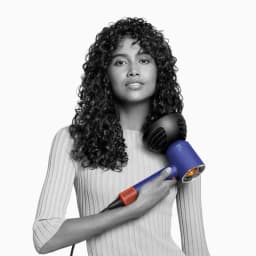 Dyson Supersonic Nural HD16 Ceramic Blue – secador elegante azul cerámico con difusor negro, boquilla naranja, diseño compacto y acabado premium