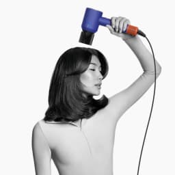 Dyson Supersonic Nural HD16 Ceramic Blue secador azul con boquilla negra y mango naranja, diseño compacto y cable largo, acabado premium y moderno