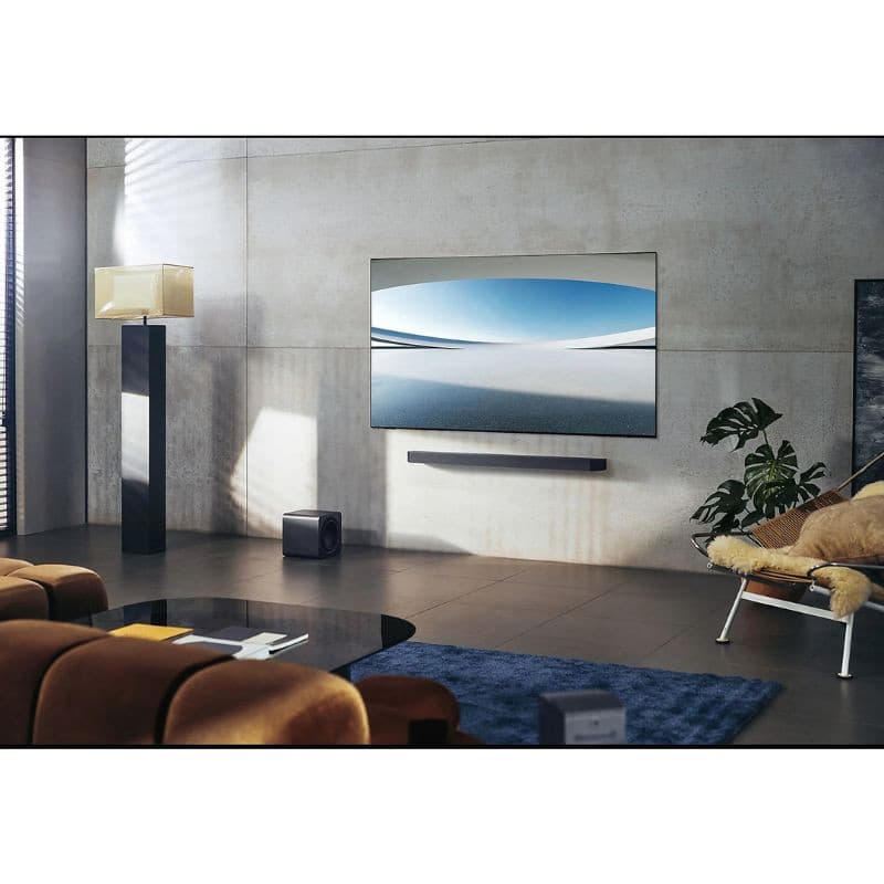 Samsung HW-Q990F/ZF 11.1.4 Negro - Barra de sonido, imagen real de la TV colgada en la pared de una casa