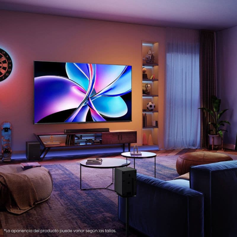 Hisense 100E7Q PRO 100 pulgadas QLED 4K UHD en negro, pantalla sin marcos, colores vivos y alto contraste, montada en pared en salón moderno