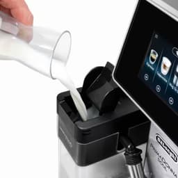 Tela sensível ao toque inclinada com interface Bean Adapt, corpo em inox escovado, bico de vapor e seleção de bebidas na DeLonghi PrimaDonna Soul ECAM