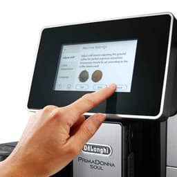 DeLonghi PrimaDonna Soul ECAM 610.55.SB em inox com display touchscreen, bico vaporizador, jarra de leite acoplada e bandeja com copo de cappuccino