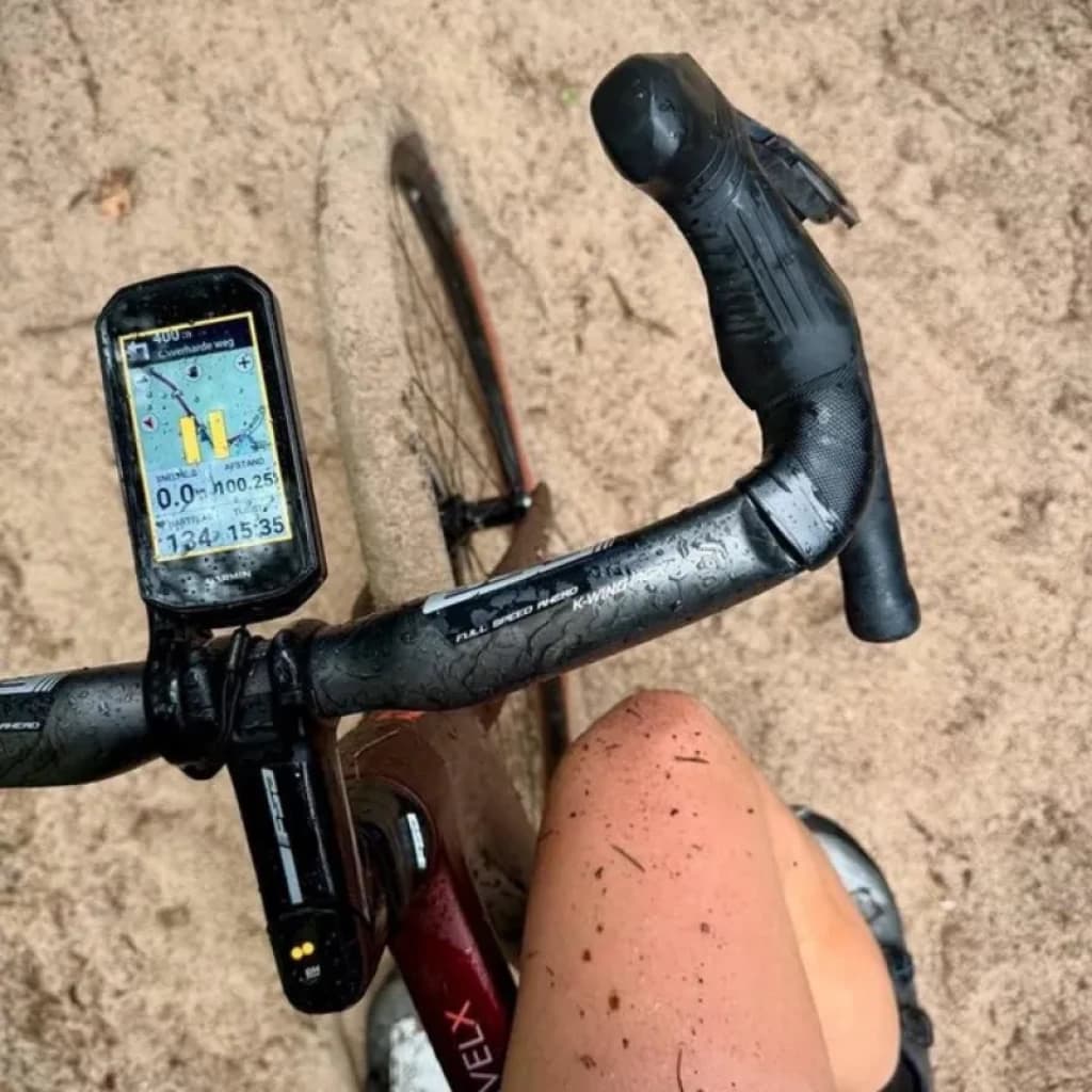 Garmin Edge 1050 monté sur le guidon, écran couleur avec carte et données en temps réel, boîtier noir résistant, boutons latéraux et support solide