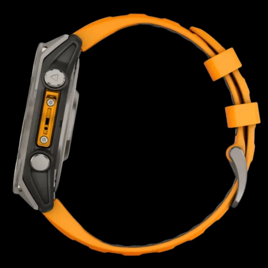 Lateral izquierdo del Garmin Fenix 8 AMOLED 47mm Sapphire Titanio con correa de silicona naranja, caja de titanio gris y botones metálicos visibles