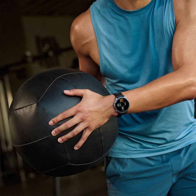 Amazfit Balance 2 XT Negro con pantalla circular y correa negra; interfaz deportiva visible en muñeca durante ejercicio, diseño robusto y elegante.