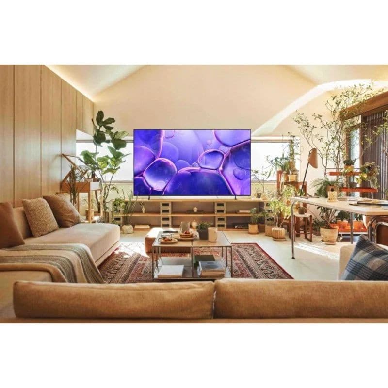 Samsung TU75U8005FU 75" 4K UHD LED Smart TV: grand écran fin, bordures minces, couleurs vives, montage sur meuble, idéal salon lumineux, Wi‑Fi intégré.
