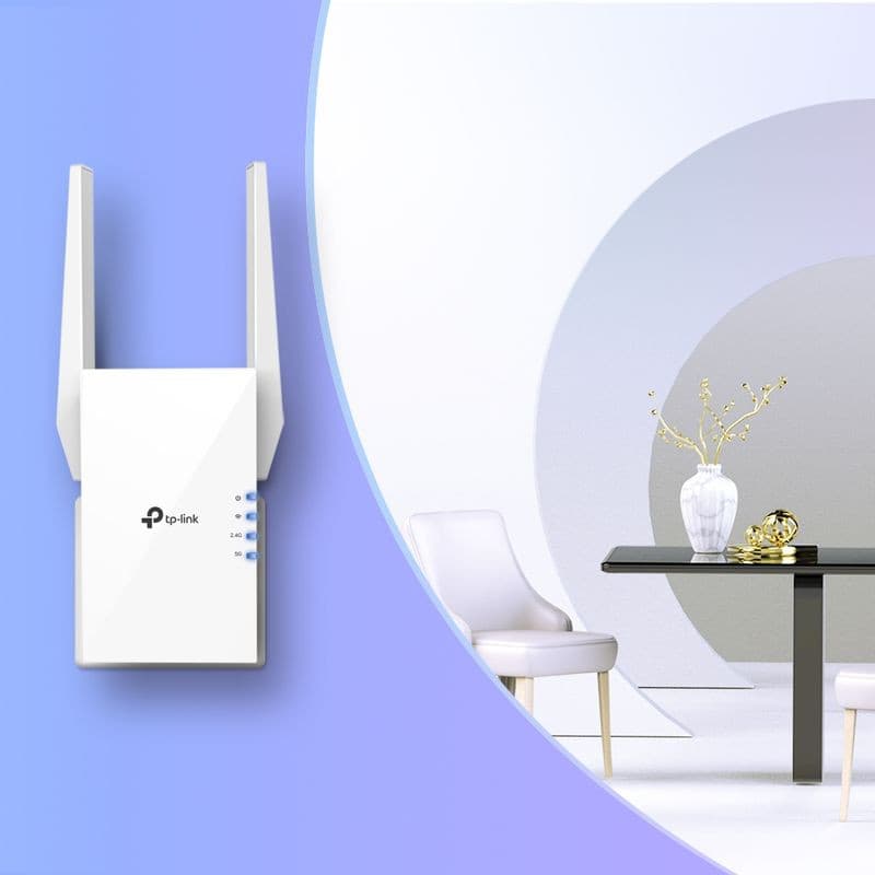 TP-Link RE505X blanc, répéteur Wi‑Fi 6 AX1500 avec deux antennes, voyant LED latéral, design compact mural; décor moderne en arrière‑plan.