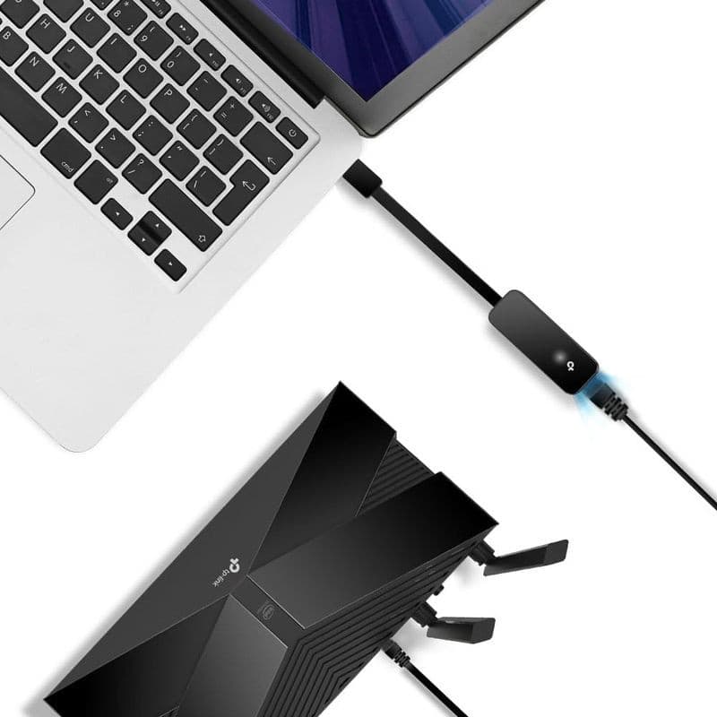 TP-Link UE306: adaptador USB 3.0 para Ethernet Gigabit, compacto em preto com LED azul, cabo curto conectado a laptop e roteador, design portátil e moderno.