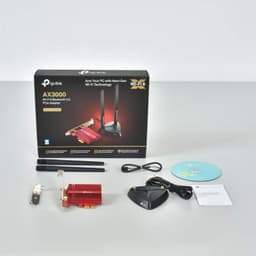 TP-Link Archer TX3000E Pcie Wifi6 - Adaptateur réseau avec carte PCIe rouge, deux antennes noires sur base magnétique, câbles, vis, CD et manuel