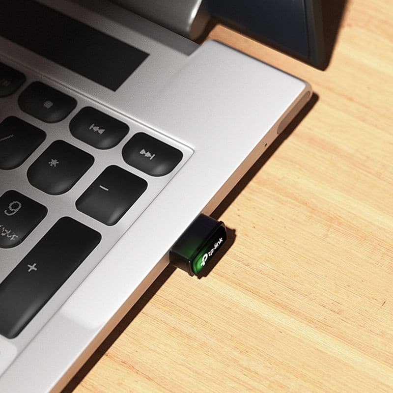 TP-Link Archer T3U Nano – adaptateur USB ultra compact inséré dans un port d’ordinateur portable, boîtier noir avec LED verte discrète