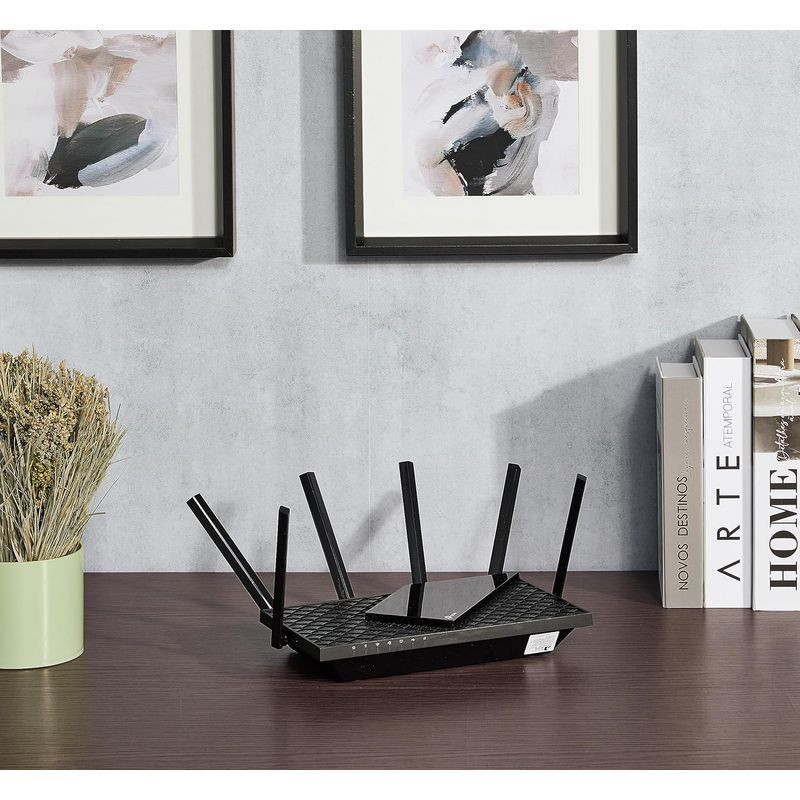 TP-Link Archer AX72 WiFi Dual Router noir, boîtier trapézoïdal à motif losanges, 6 antennes verticales, voyants LED frontaux, surface brillante avec logo - Ítem4