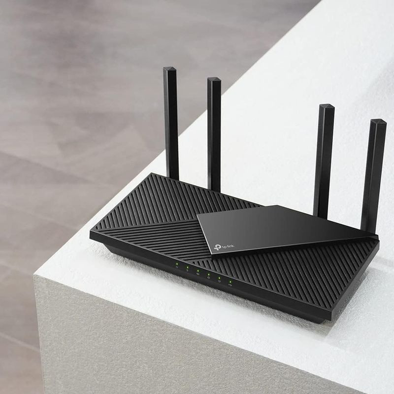 TP-Link Archer AX55 Pro Router Wi-Fi 6 en negro con cuatro antenas externas, luces LED frontales de estado y diseño superior ranurado geométrico - Ítem6