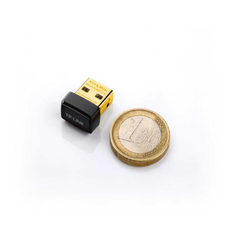 Adaptador USB TP-Link TL-WN722N Nano dourado e preto, ultracompacto. Conector USB e corpo metálico ao lado de moeda de 1 euro para escala.