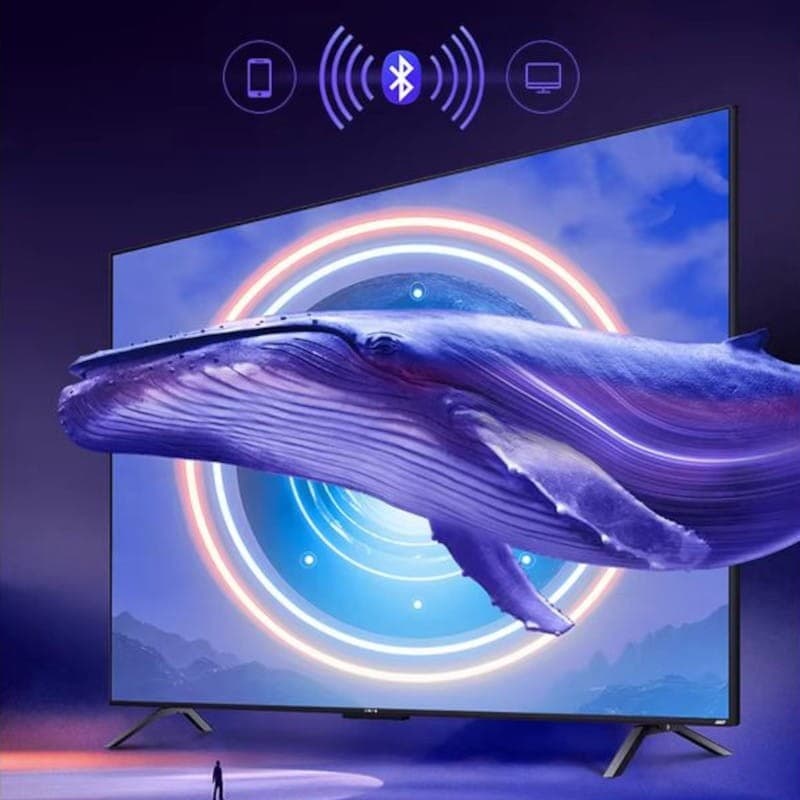 Écran TV fin affichant une scène 3D de baleine bleue, couleurs vives et contraste élevé, bords ultra-minces, pieds discrets, icônes Bluetooth et