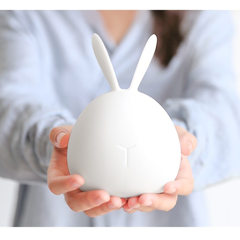 Rabbit Lamp Luz LED - Conejo sin iluminar; lámpara sujetada por una mujer