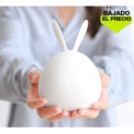 Rabbit Lamp Luz LED - Conejo sin iluminar; lámpara sujetada por una mujer - Ítem
