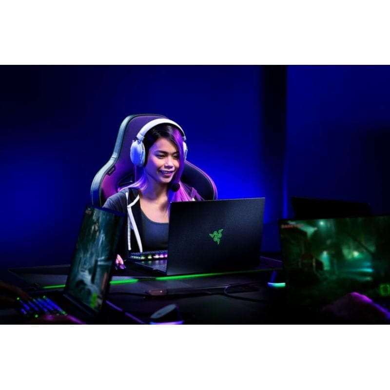 Chica Gamer con los Auriculares Razer Blackshark V2 Pro Bluetooth Sonido 7.1 Blanco