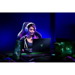 Chica Gamer con los Auriculares Razer Blackshark V2 Pro Bluetooth Sonido 7.1 Blanco